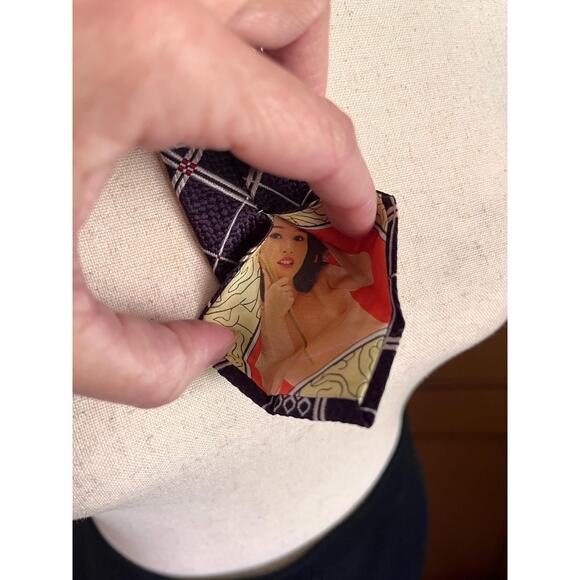 Vintage peek-a-boo silk necktie with Japanese nudes - Picture 6 of 7